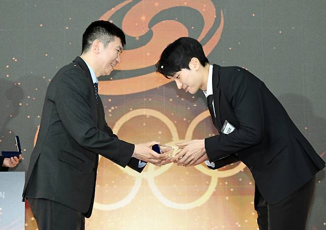 김원호(오른쪽)이 유승민 대한체육회장으로부터 대상을 받고 있다. (대한체육회 제공)