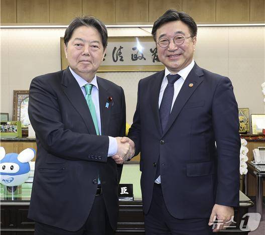 윤호중 행정안전부 장관과 하야시 요시마사 총무대신이 12일 면담 이후 기념사진을 촬영하고 있다.(행정안전부 제공)