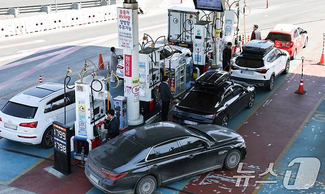 석유제품 최고가격제 시행 첫날인 13일 서울 서초구 경부고속도로 만남의광장 주유소가 주유 차량으로 북적이고 있다. 2026.3.13 ⓒ 뉴스1 최지환 기자