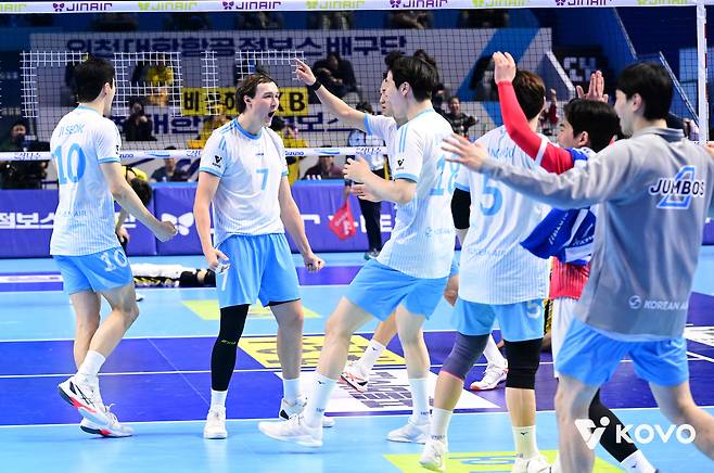 남자 프로배구 정규리그 1위를 확정 지은 대한항공. (KOVO 제공)