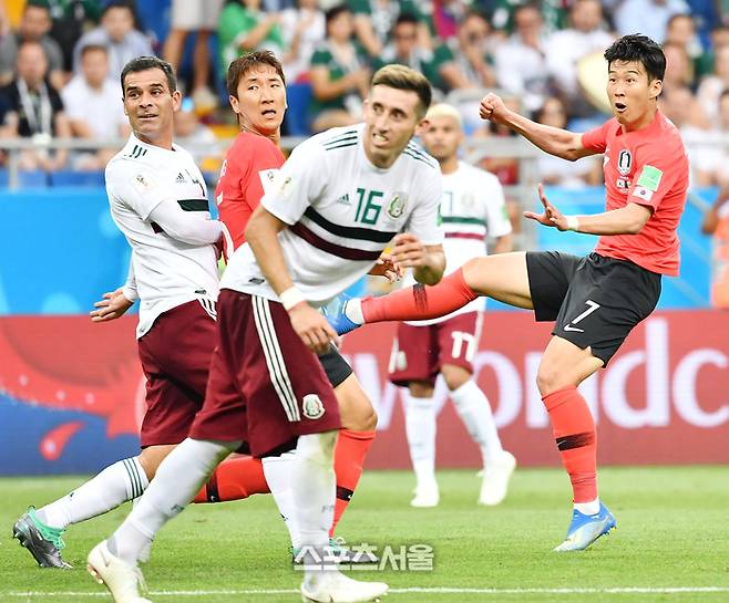축구대표팀의 손흥민이 지난 2018년 6월23일 러시아의 로스토프 아레나에서 열린 2018 러시아 월드컵 조별리그 멕시코와 경기에서 후반 왼발 만회골을 넣고 있다. 스포츠서울DB
