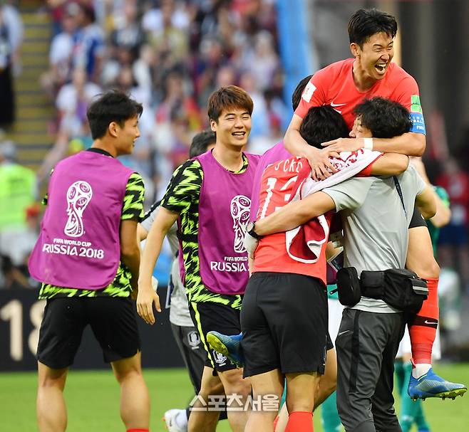 손흥민이 지난 2018년 6월27일 러시아 카잔의 카잔 아레나에서 진행된 러시아 월드컵 조별리그 독일과 경기에서 후반 김영권의 선제골 때 환호하고 있다. 스포츠서울DB