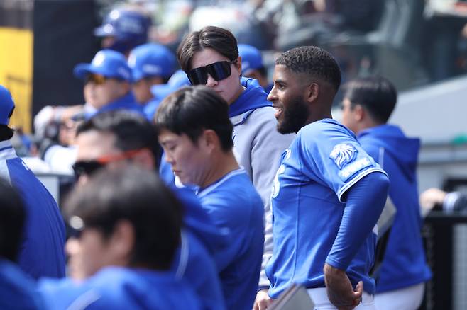 삼성 디아즈가 12일 대전 한화생명 볼파크에서 열린 2026 KBO리그 시범경기 한화전을 더그아웃에서 지켜보고 있다. 사진 | 삼성 라이온즈