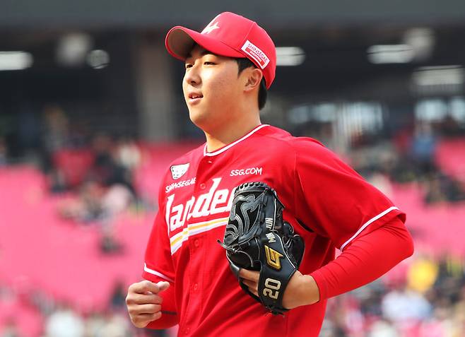 SSG 김민준이 12일 광주-기아 챔피언스필드에서 열린 2026 KBO리그 KIA와 시범경기에서 투구를 마친 뒤 마운드를 내려오고 있다. 사진 | SSG 랜더스