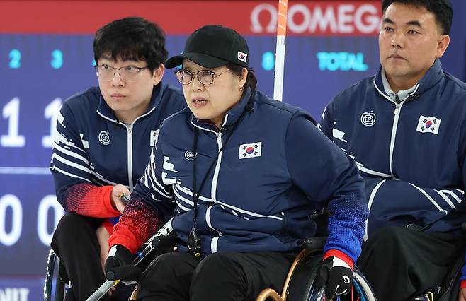 휠체어컬링 혼성팀 방민자(가운데)가 12일(현지시간) 이탈리아 코르티나 컬링 올림픽 스타디움에서 열린 2026 밀라노·코르티나 동계패럴림픽 휠체어컬링 혼성팀 예선 최종전 이탈리아와 경기에서 스톤을 던지고 있다. 사진 | 대한장애인체육회