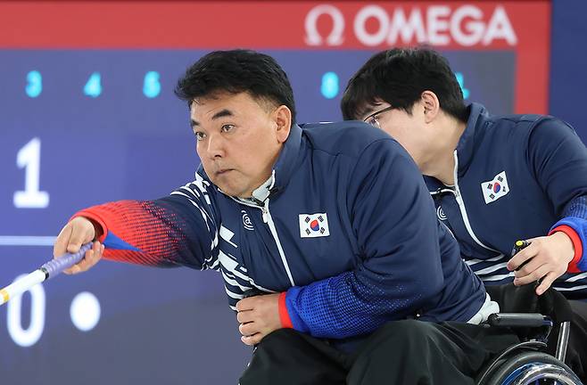 휠체어컬링 혼성팀 차진호가 12일(현지시간) 이탈리아 코르티나 컬링 올림픽 스타디움에서 열린 2026 밀라노·코르티나 동계패럴림픽 휠체어컬링 혼성팀 예선 최종전 이탈리아와 경기에서 스톤을 던지고 있다. 사진 | 대한장애인체육회