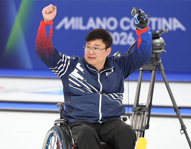 휠체어컬링 혼성팀 이현출이 12일(현지시간) 이탈리아 코르티나 컬링 올림픽 스타디움에서 열린 2026 밀라노·코르티나 동계패럴림픽 휠체어컬링 혼성팀 예선 최종전 이탈리아와 경기에서 승리하며 준결승 진출에 성공한 후 기뻐하고 있다. 사진 | 대한장애인체육회