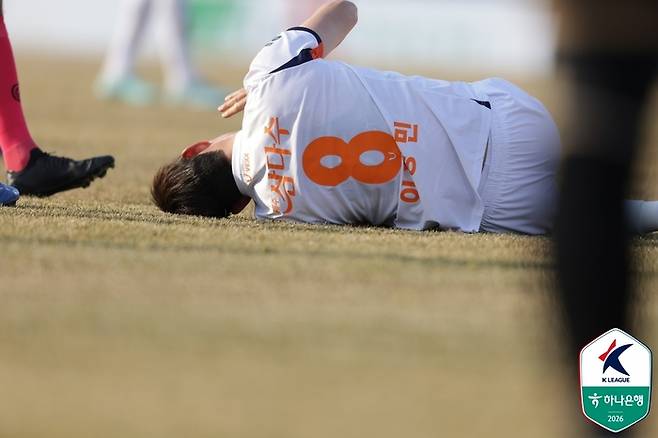 안양전서 부상으로 쓰러진 제주 이창민. 제공 | 한국프로축구연맹