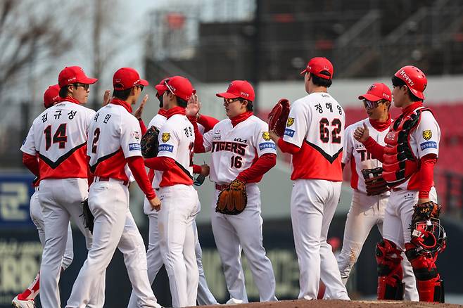 KIA 선수단이 12일 광주-기아 챔피언스필드에서 열린 2026 KBO리그 SSG와 시범경기에서 9-4 승리 후 하이파이브를 하고 있다. 사진 | KIA 타이거즈