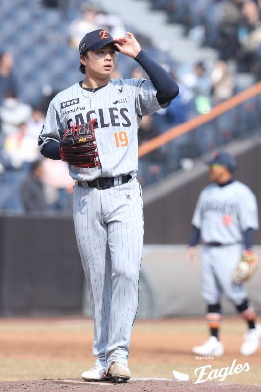 한화 왕옌청이 12일 대전 한화생명 볼파크에서 열린 2026 KBO리그 시범경기 삼성전에 선발 등판해 모자를 만지고 있다. 사진 | 한화 이글스