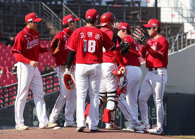SSG 선수단이 13일 광주-기아 챔피언스필드에서 열린 2026 KBO리그 시범경기 KIA전에서 승리한 뒤 기뻐하고 있다. 사진 | SSG 랜더스