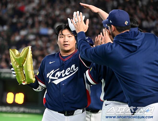 9일 일본 도쿄돔에서 열린 WBC(월드베이스볼클래식) 한국과 호주의 경기, 2회초 무사 1루 문보경이 선제 2점홈런을 치고 기쁨을 나누고 있다. 도쿄(일본)=허상욱 기자wook@sportschosun.com/2026.03.09/