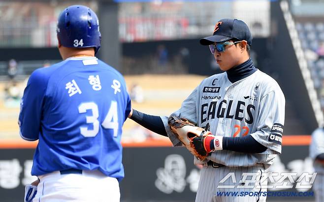 쌀쌀한 날씨 팔꿈치를 맞은 형님 최형우를 진심으로 걱정한 1루수 채은성.