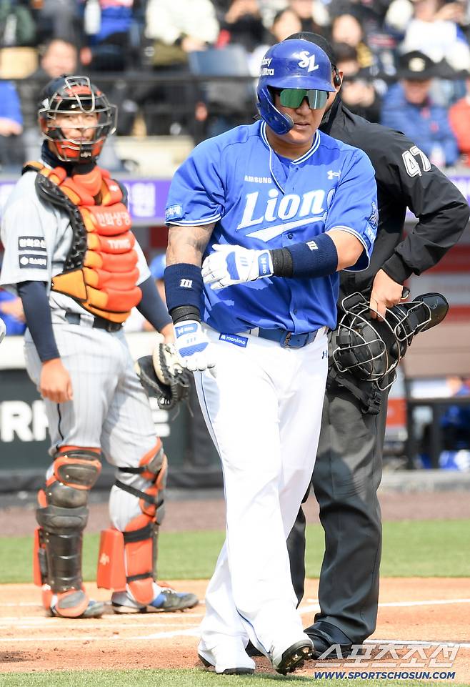 통증을 참고 1루로 걸어나가는 최형우.