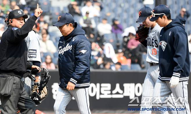 12일 대전한화생명볼파크에서 열린 KBO리그 한화 이글스와 삼성 라이온즈의 시범경기. 한화 양상문 코치가 마운드를 찾아 왕옌청을 격려 후 더그아웃으로 향하고 있다. 대전=박재만 기자 pjm@sportschosun.com/2026.03.12/