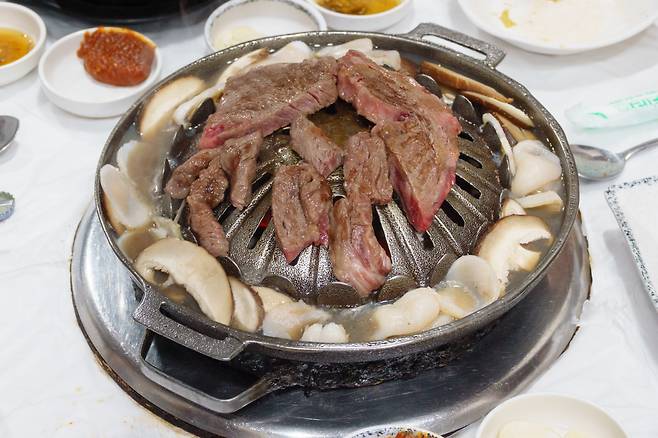 ◇장흥의 맛 하면 빼놓을 수 없는게 장흥삼합이다. 키조개 관자, 표고버섯, 한우의 조합을 기본으로 먹는 방식에는 차이가 있다. 전부 불판에 구워먹거나, 표고보섯과 관자는 육수에 데처 먹는 식이다. 사진제공=지엔시21