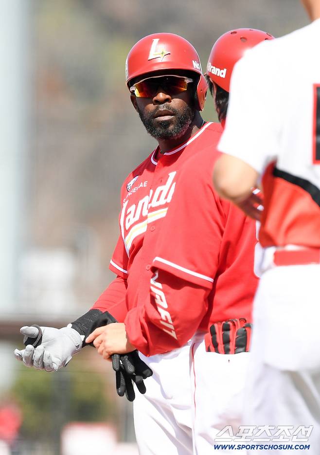 13일 광주 기아챔피언스필드에서 열린 KIA 타이거즈와 SSG 랜더스의 시범경기. SSG 에레디아가 안타를 날린 뒤 숨을 고르고 있다. 광주=박재만 기자 pjm@sportschosun.com/2026.03.13/