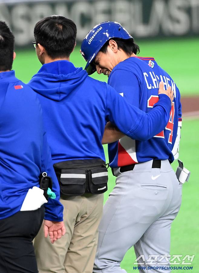 5일 일본 도쿄돔에서 열린 WBC(월드베이스볼클래식) 호주와 대만의 경기. 5회말 대만 천제셴이 손에 사구를 맞고 괴로워하고 있다. 도쿄(일본)=허상욱 기자wook@sportschosun.com/2026.03.05/