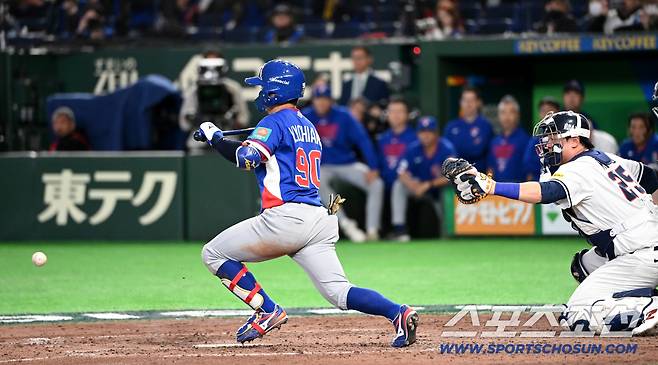 8일 일본 도쿄돔에서 열린 WBC(월드베이스볼클래식) 한국과 대만의 경기, 연장 10회초 승부치기, 1사 3루 대만 장쿤위가 스퀴즈 번트를 시도하고 있다. 도쿄(일본)=허상욱 기자wook@sportschosun.com/2026.03.08/