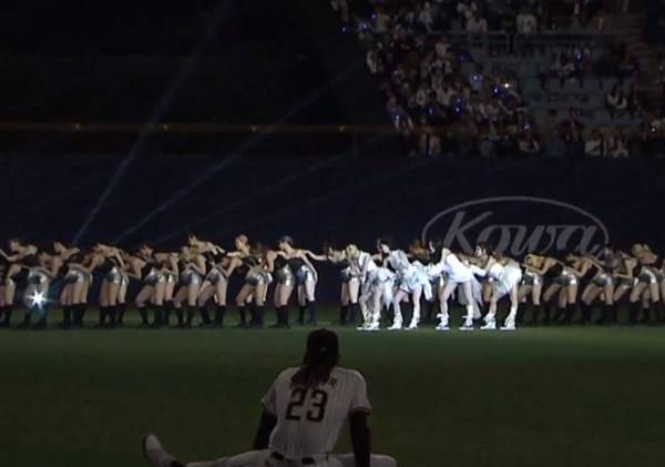 서울시리즈 당시 고척스카이돔 외야 잔디에서 에스파의 공연을 바라보는 페르난도 타티스 주니어. ⓒ쿠팡플레이