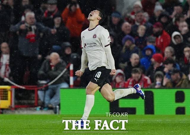 덴마크의 '미트윌란 공격수' 조구성이 13일 EPL 노팅엄과 2025~2026 유로파리그 16강 원정 1차전에서 헤더 결승골을 넣고 포효하고 있다./노팅엄(영국)=AP.뉴시스