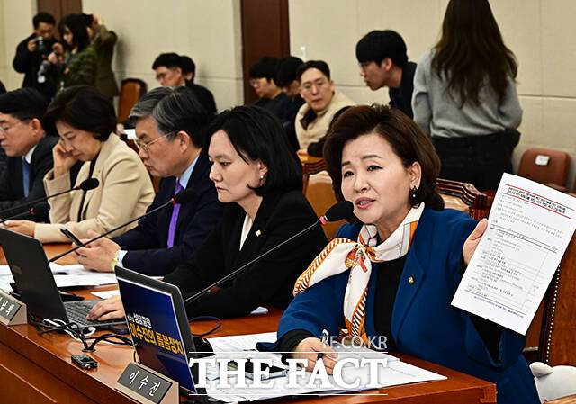 코로나19 백신 이물질 사태 관련 청문회 요구에 반발하는 이수진 더불어민주당 의원.