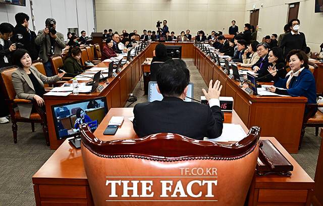 여야 간사의 언쟁 중재하는 박주민 복지위원장.