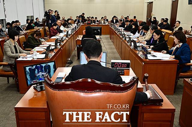 여야 간사의 언쟁이 끝난 뒤 안건 상정하는 박주민 복지위원장.