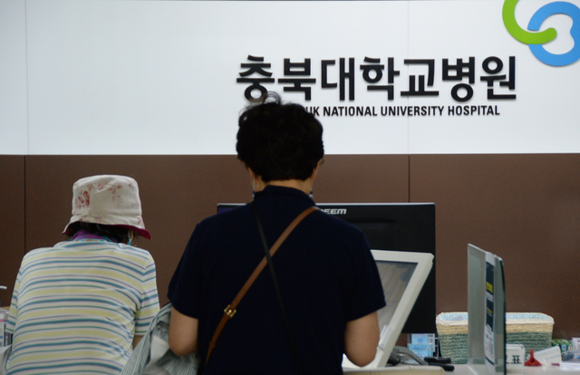 13일 보건복지부는 의료취약지 중심 공보의 우선 배치, 순회진료·비대면진료 확대 등 공중보건의 감소 대책을 밝혔다. 사진은 2024년 6월 18일 충북 청주시 충북대학교병원 환자들. / 뉴시스