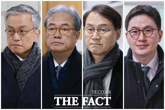 헌법재판관 미임명과 졸속 지명 등 혐의로 기소된 최상목 전 경제부총리 겸 기획재정부 장관과 정진석 전 대통령비서실장, 김주현 전 대통령실 민정수석, 이원모 대통령실 공직기강비서관(왼쪽부터)이 지난달 10일 오후 서울 서초구 서울중앙지방법원에서 열린 공판에 출석하고 있다./송호영 기자