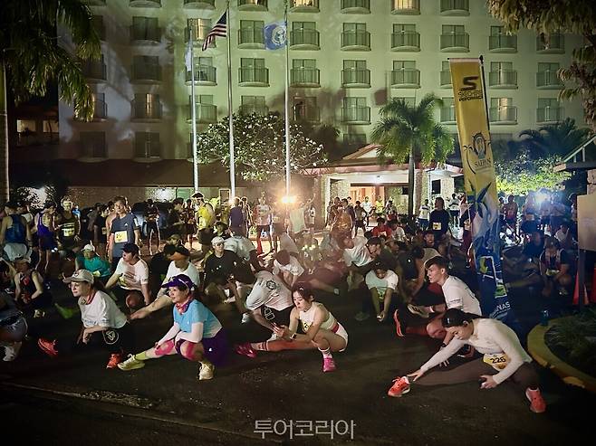 레이스를 앞두고 준비운동을 하는 사이판 마라톤 참가자들./ 사진- 투어코리아 박은하 기자