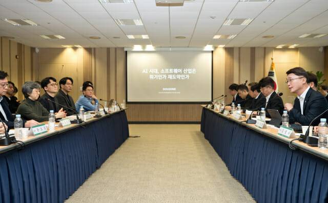 과학기술정보통신부가 13일 서울 국가과학기술자문회의 대회의실에서 개최한 '에이전틱 AI 시대 SW 산업 및 인재양성 대응방안 간담회' 장면. (사진=과학기술정보통신부)