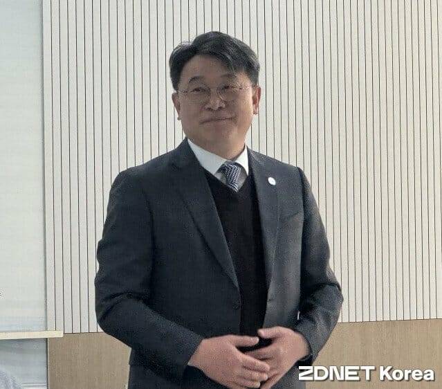 김민수 KISIA 수석부회장이 자기소개를 하고 있다.