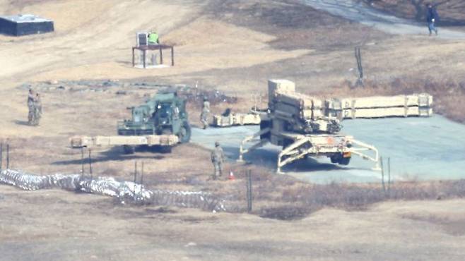 지난 10일 미국 국방부가 한국에 배치된 사드(THAAD·고고도 미사일 방어체계) 중 일부를 중동 지역으로 이동시키고 있다는 보도가 나온 가운데 지난 5일 경북 성주군의 미군 사드 기지에서 발사대 해체 작업이 진행되고 있다. 연합뉴스