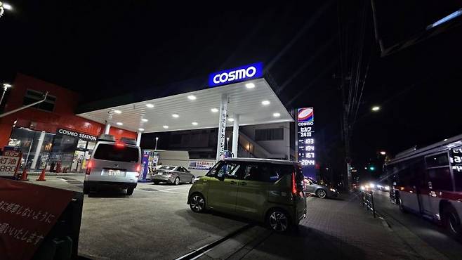 12일 오후 6시 30분 도쿄 시나가와구 무인 주유소에 퇴근길 주유하러 온 차량들이 들어가고 있다. 전진영 기자.