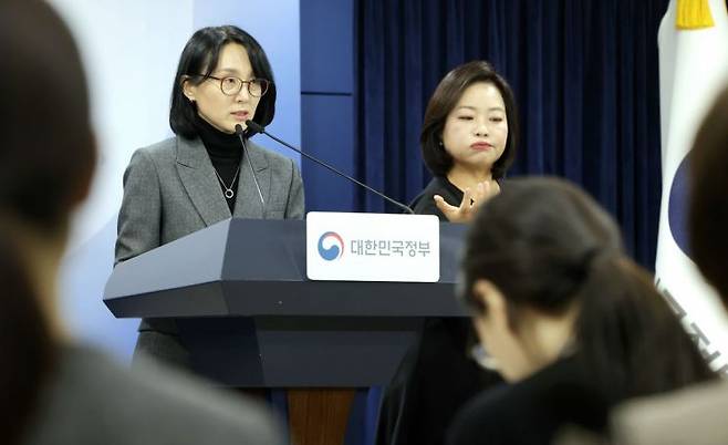 정경실 보건복지부 보건의료정책실장이 13일 서울 종로구 정부서울청사에서 공중보건의사 감소 대비 지역의료 대책 관련 브리핑을 하고 있다. 보건복지부.