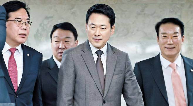 국민의힘 장동혁(가운데) 대표와 송언석(맨 왼쪽) 원내대표가 12일 서울 여의도 국회에서 열린 의원총회에 입장하고 있다. 국민의힘은 지난 9일 의원 전원 명의의 ‘절윤(絶尹) 결의문’을 채택했지만, 이날 발표된 여론조사(NBS)에서 국민의힘 지지율은 반등하지 않고 직전 조사와 같은 17%를 기록했다./남강호 기자