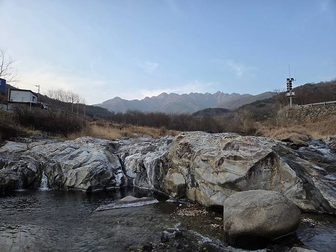 경남 합천군 가야천의 회장암과 암맥군. /합천군