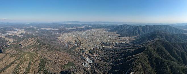 높이 200~600m 산들에 둘러싸인 경남 합천군 초계분지의 모습. 약 5만 년 전 최소 지름 200m에 달하는 운석이 떨어져 만들어진 분지로, 동서로 약 8km, 남북으로 약 5km 규모의 크기다./조선일보DB