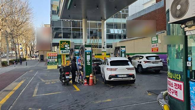 석유 최고가격제 시행 첫날인 13일 오전 서울 마포구의 한 주유소에서 자동차들이 주유 중이다. /황채영 기자