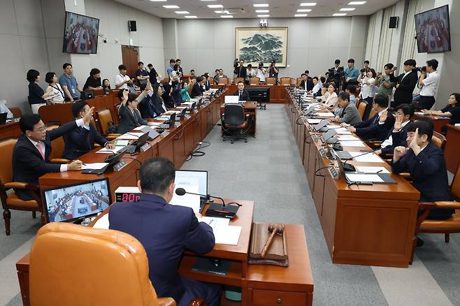 지난해 7월 국회에서 열린 운영위원회 전체회의에서 윤리특별위원회를 여야 각6명으로 수정하는 안건에 대한 거수투표가 진행되고 있다./뉴스1