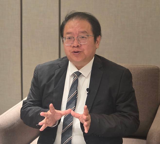 옌 웨이신 상하이교통대 인공지능(AI)연구원 수석과학자가 4일 서울 강남구 코엑스에서 조선비즈와 인터뷰하고 있다./최지희 기자