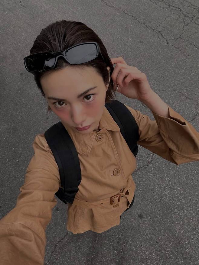 숏 트렌치코트를 힙한 캐주얼하게 스타일링한 나나. 인스타그램 @jin_a_nana