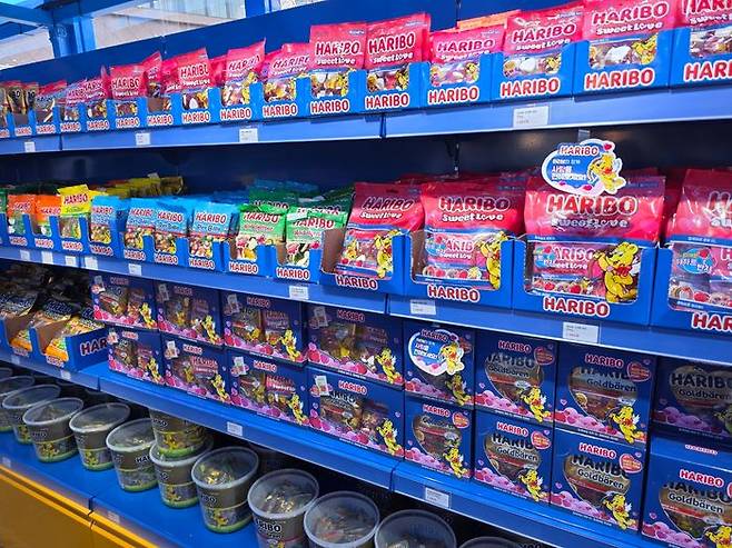 ‘하리보 스위트 타운’ 팝업스토어 내부에 하리보의 대표 젤리 제품들이 진열돼 있다. 골드베어, 스타믹스 등 다양한 제품을 현장에서 만나볼 수 있다.ⓒ임유정 기자