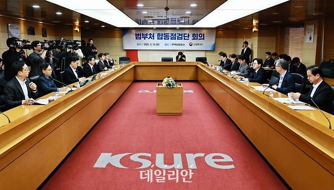 김정관 산업통상부 장관은 13일 오전 8시 서울 종로구 한국무역보험공사 중회의실에서 재정경제부, 국토교통부, 국세청, 한국석유공사, 한국석유관리원을 비롯한 관계부처와 관련 유관기관 관계자 등이 참석한 가운데 열린 '범부처 합동점검단 회의'를 주재했다.ⓒ산업부