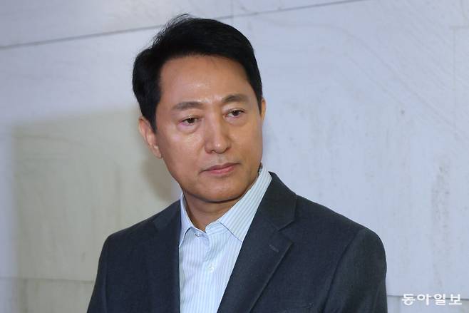 오세훈 서울시장이 12일 오후 서울 중구 더 플라자 호텔에서 열린 2026 하이서울기업지원 사업 관련 특별강의를 마치고 국민의힘 6·3 지방선거 서울시장 후보 등록 관련 백브리핑을 하고 있다. 송은석 기자 silverstone@donga.com