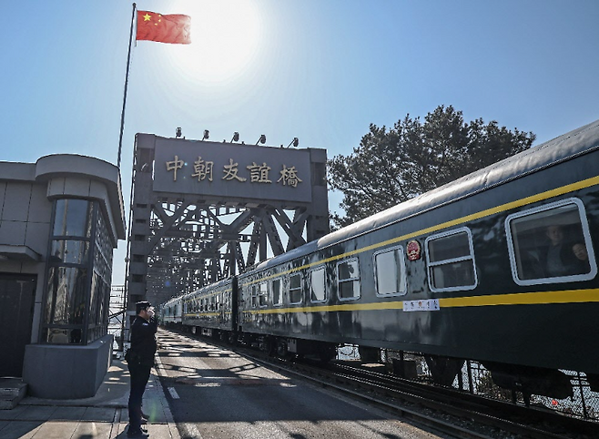 중국 랴오닝성 단둥에서 출발해 북한 평양으로 향하는 여객 열차가 12일 오후 양국 국경을 잇는 압록강 철교(중조우의교)를 통과하고 있다. 단둥=신화 뉴시스