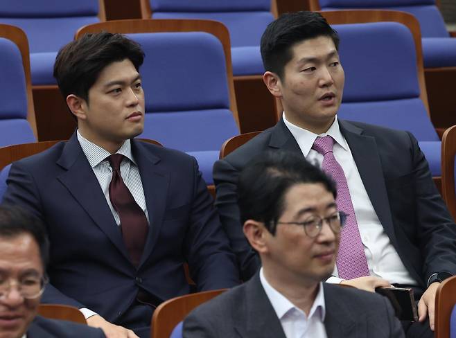 국민의힘 김재섭, 김용태 의원이 당선인 시절인 지난 2024년 4월 22일 서울 여의도 국회에서 열린 제22대 국회의원 당선자총회에 참석하고 있다. 뉴스1