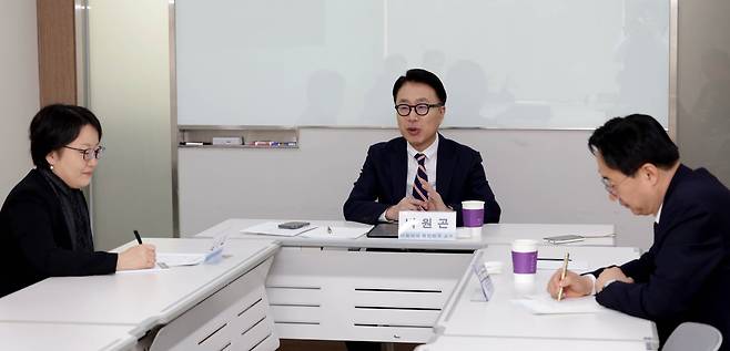 화정평화재단은 3월 12일 동아닷컴 대회의실에서 ‘미국·이스라엘과 이란 전쟁-국제 국제질서 변화’를 주제로 연구위원 간담회를 가졌다. 정구연 강원대 정치외교학과 교수, 박원곤 이화여대 북한학과 교수, 신범철 세종연구소 안보전략센터 수석연구위원(왼쪽부터)이 토론하고 있다. 변영욱 기자 cut@donga.com