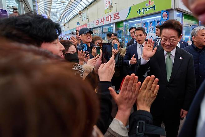 이재명 대통령이 13일 충북 청주 사창시장을 방문해 상인들과 인사하고 있다. 청와대 제공